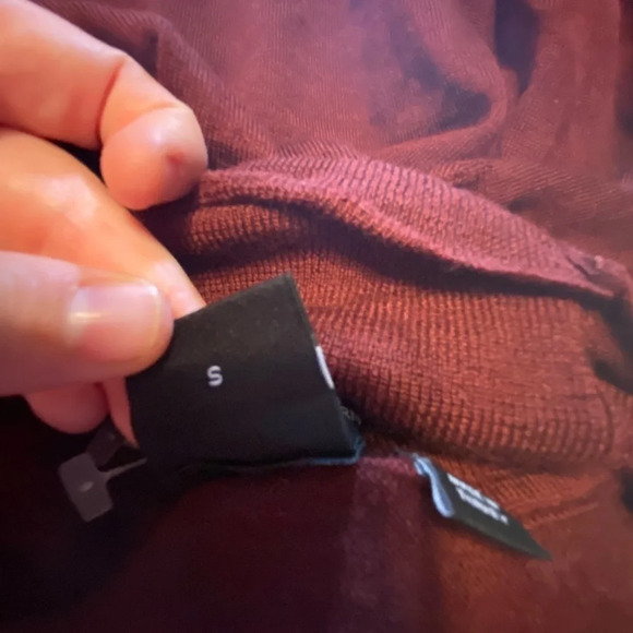 Boss Ribbed Maroon Turtle Neck Size Small B5 - Picture 3 of 3